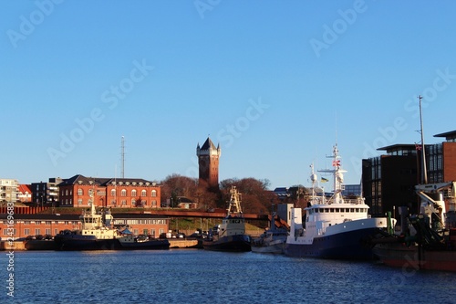 Blick auf den Hafen von Esbjerg und den historischen Wasserturm, Dänemark