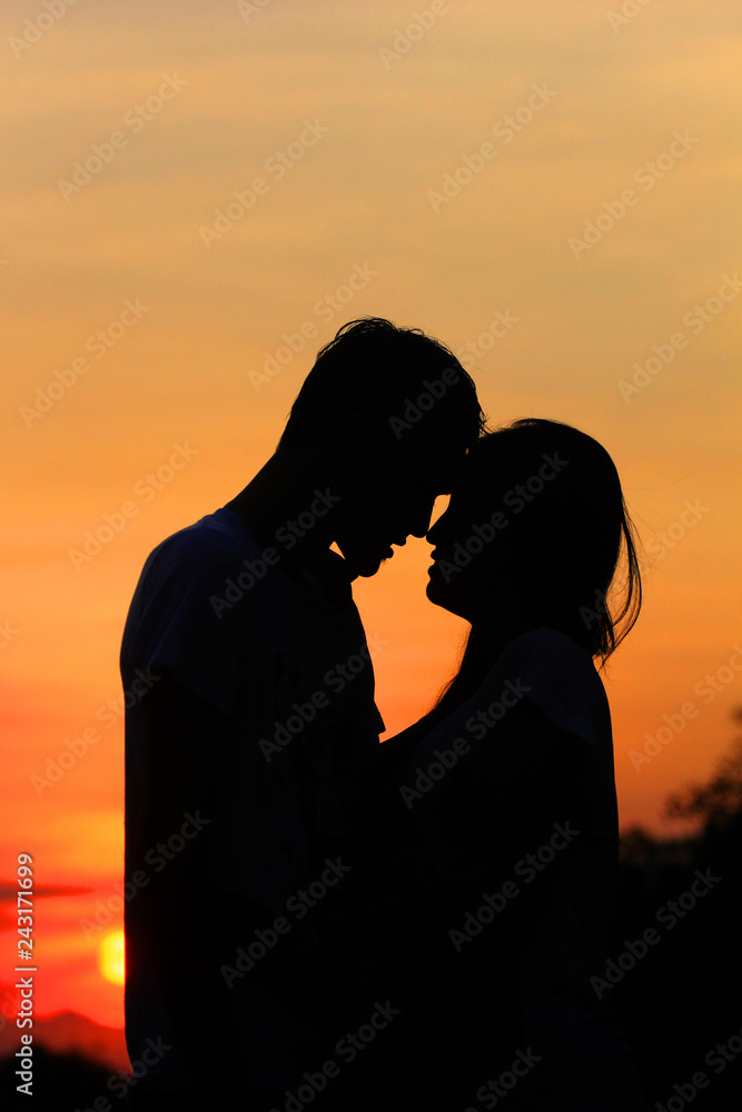 romantic silhouette of a pair of lovers