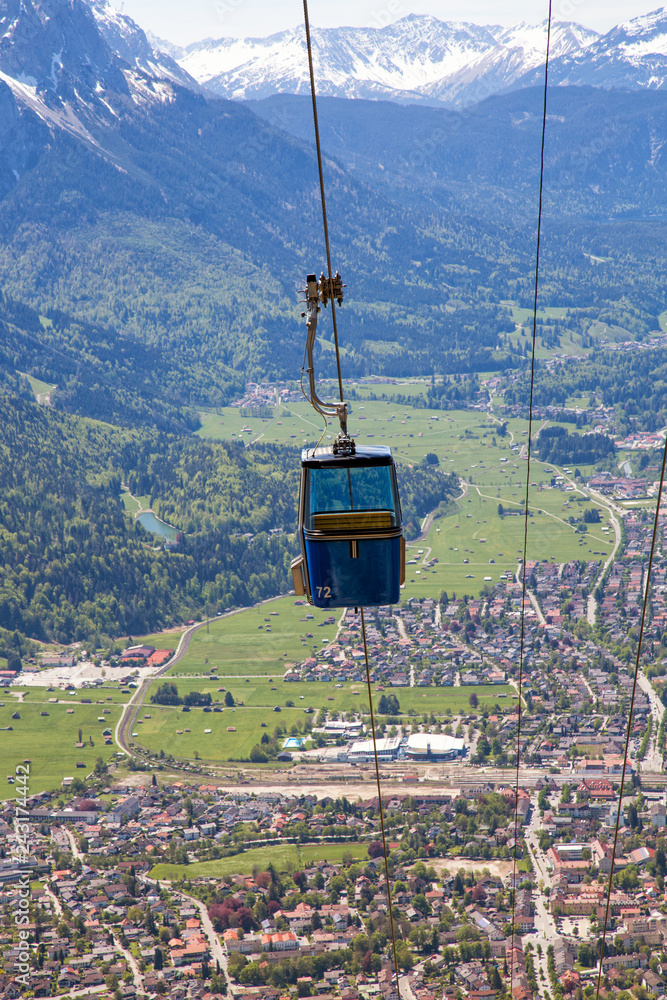azúcar burbuja agua Stockfoto Steep climb by an overhead cable car towards the top of the Wank  mountain in Garmisch-Partenkirchen, Germany. | Adobe Stock