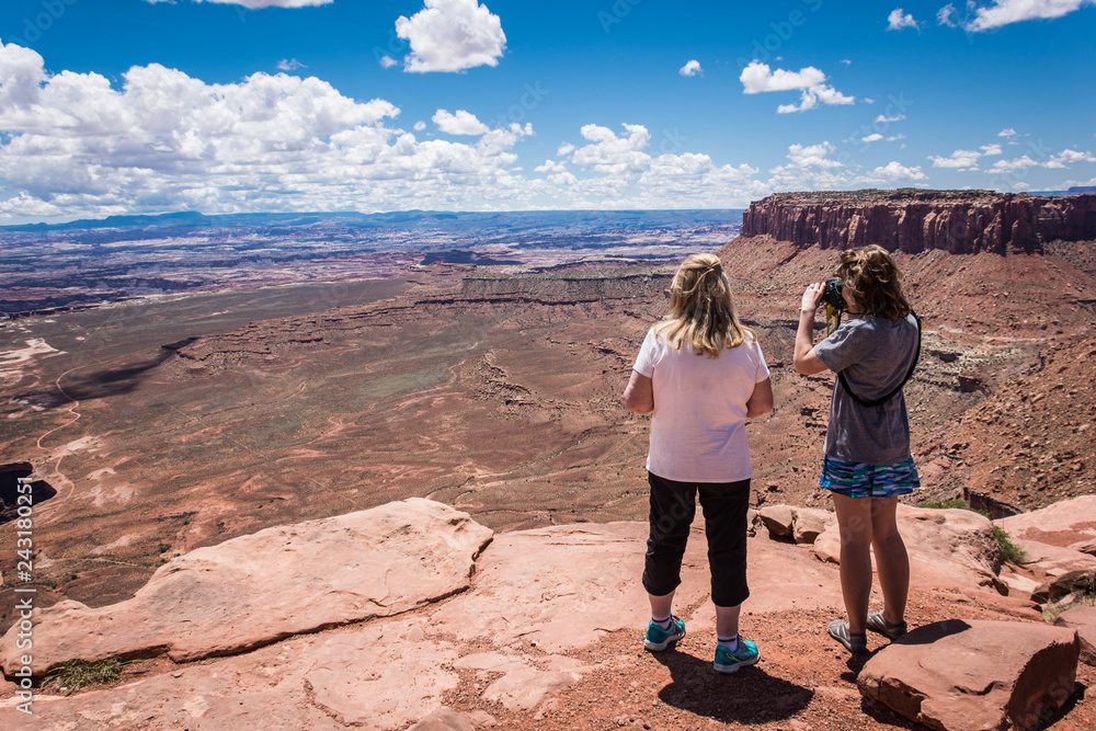 Φωτογραφία Two adult woman (mother and daughter) enjoy the scenic view of the Canyonlands N