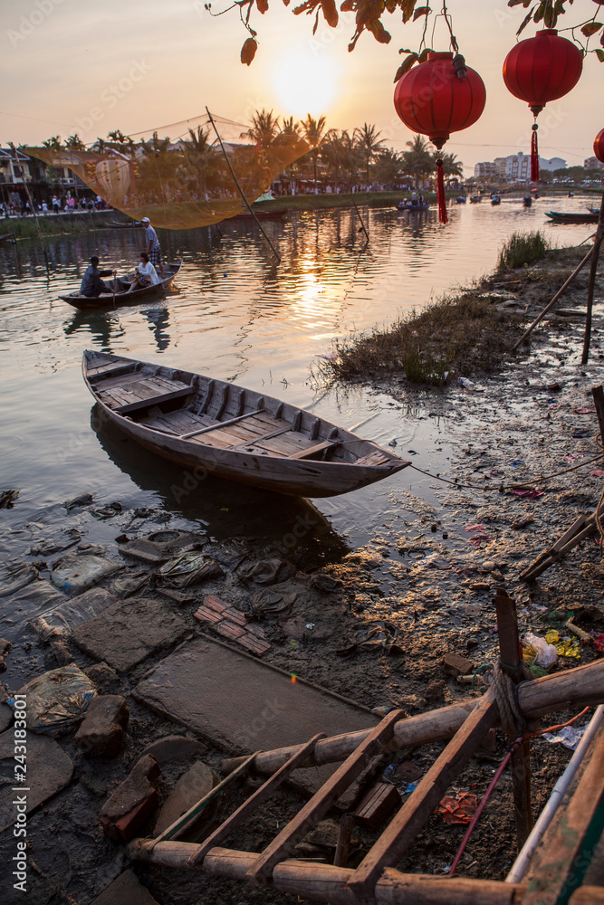 barcas al atardecer
