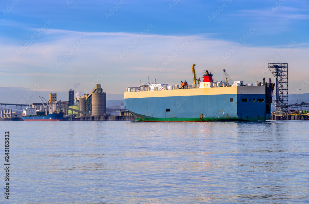 Fototapeta premium Large tanker returning to sea Oregon.