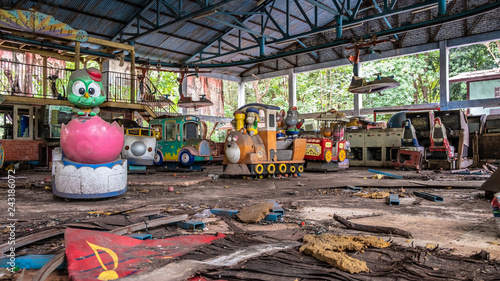 Konstfotografi Abandoned Amusement Park in Yangoon - Train 1