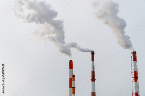工場の煙突から出る煙（大気汚染　pm2.5）
