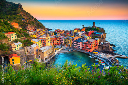 Obraz na płótnie Famous touristic town of Liguria with beaches and colorful houses w salonie