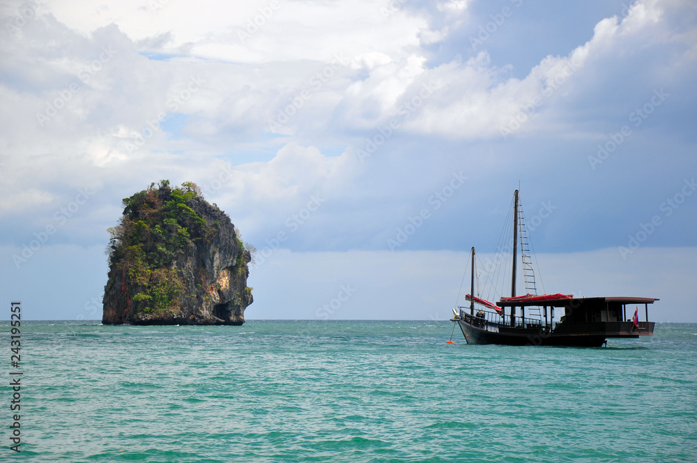 Obraz premium Long Thai boats docked at the picturesque tourist attraction
