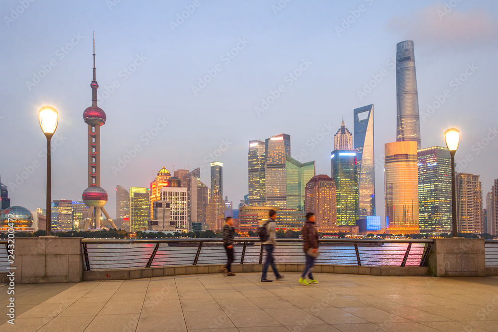 Naklejka premium oświetlony wieczór widok na panoramę Szanghaju