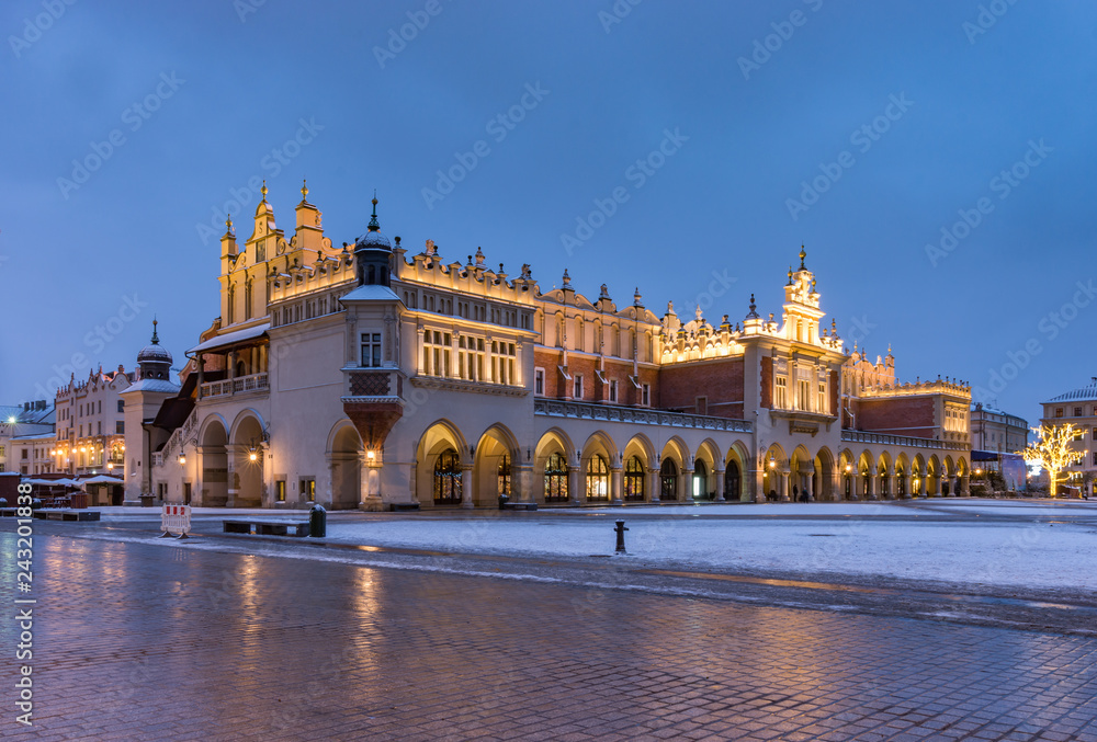 Obraz premium Krakow, Poland, Cloth Hall (sukiennice) on Main Market Square (Rynek Glowny) winter night