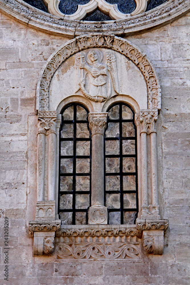 Cattedrale di Ruvo di Puglia; bifora in facciata con immagine di San Michele Arcangelo in bassorilievo