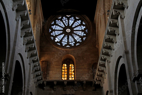 controfacciata della Cattedrale di Ruvo di Puglia; si notano i pannelli in alabastro della bifora e l'originale decorazione a traforo dei 