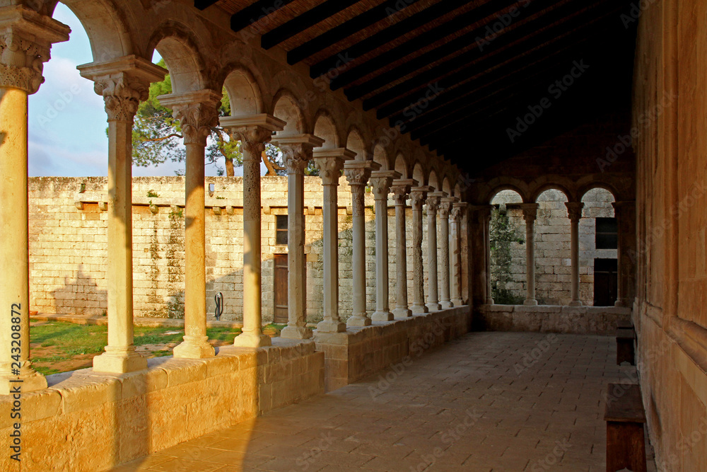 loggia con colonnine nel complesso abbaziale di Santa Maria di Cerrate (Puglie)
