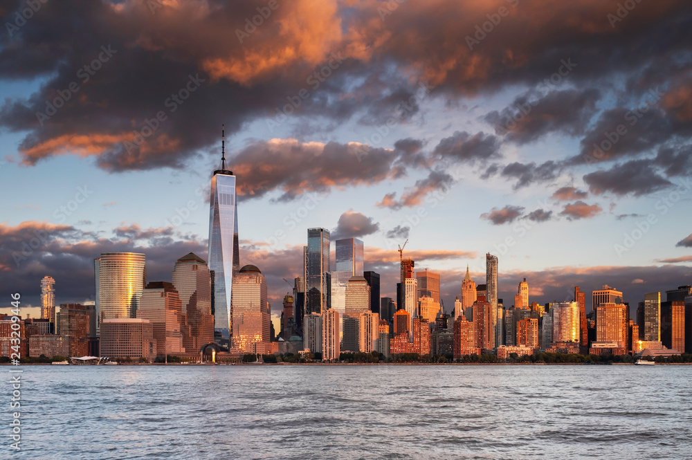 Jersey City, NJ / USA - OCT 24 2018: Lower Manhattan skyline at sunset view  from Hudson riverside foto de Stock | Adobe Stock