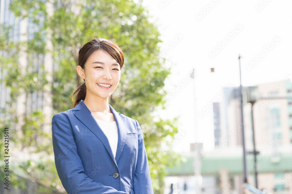 笑顔の女性　ビジネス