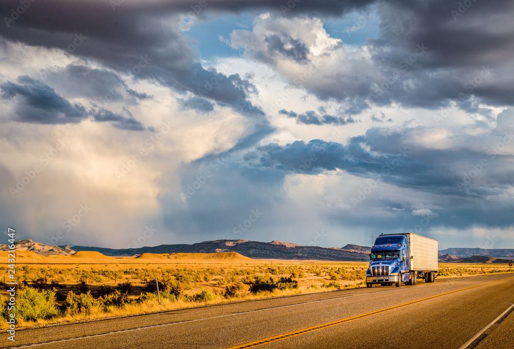 Obraz premium Semi trailer truck na autostradzie o zachodzie słońca