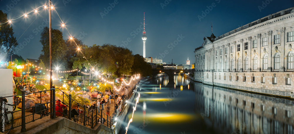 Naklejka premium Berlin Strandbar przyjęcie przy Spree rzeką z TV wierza przy nocą, Niemcy