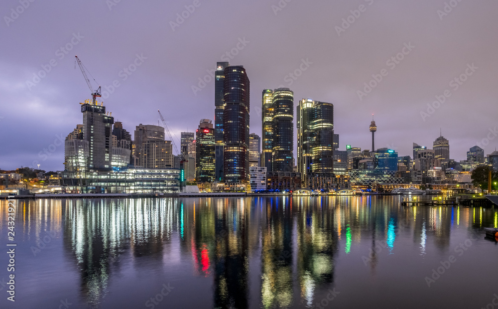 Fototapeta premium Sydney w centrum miasta w pochmurny świt