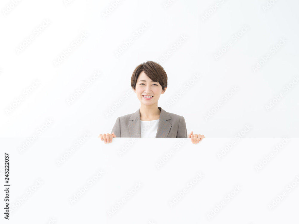 ボードを持つビジネスウーマン