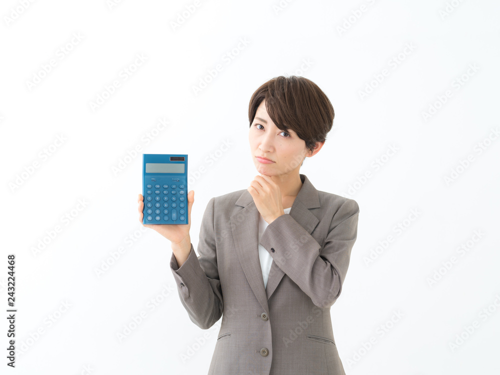 悩む・電卓を持つ女性 悩む・電卓を持つ女性
