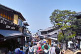 京都市東山区、春の観光客で賑わう清水坂の景観
