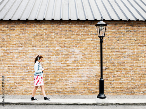 Teen girl listening to music through her headphones © Rawpixel.com