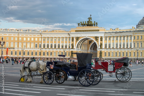 Прогулочные экипажи на на дворцовой площади, Санкт-Петербург