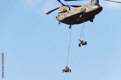 吊り下げ輸送をする軍用ヘリコプター