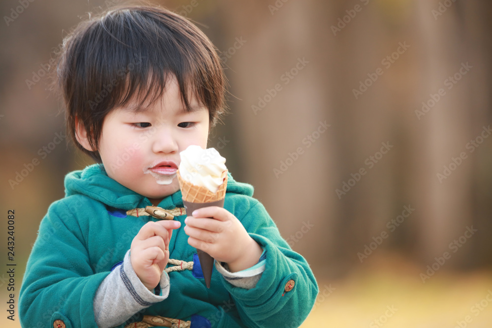 ソフトクリームを食べる男の子
