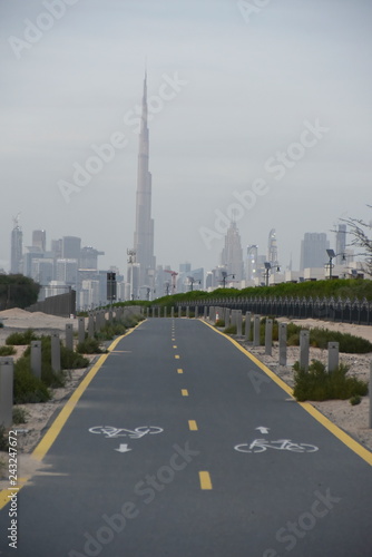 Foto Dubai skyline from Nad Al Sheba bicycle track road, Dubai, United Arab Emirates