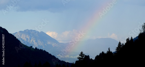 Blick aus dem Ultental in Südtirol, mit Wolken und Regenbogen