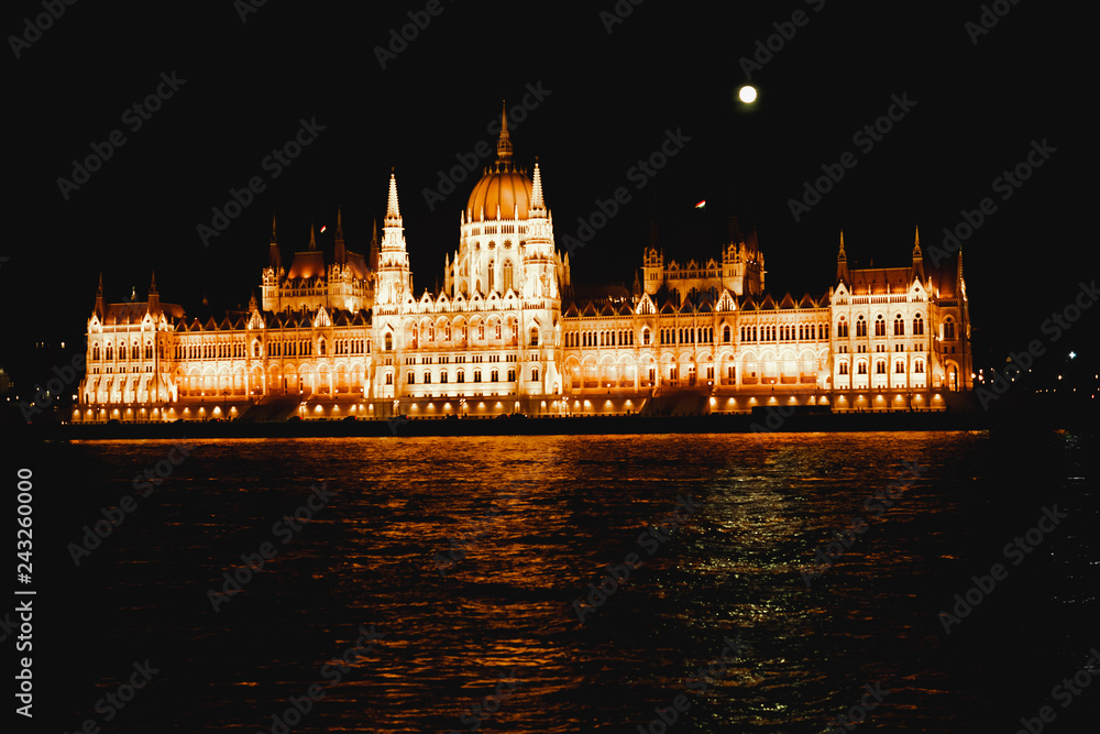 Fototapeta premium Night photo of the budapest parliament building