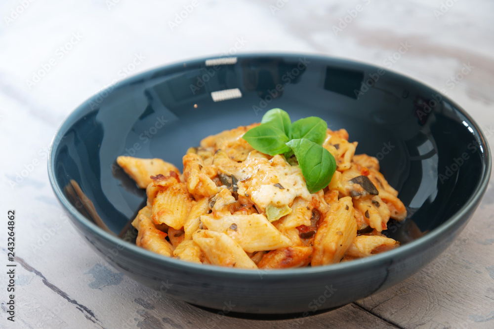 Penne gratin with vegetables, grilled zucchini and marinated tomatoes Penne gratin with vegetables, grilled zucchini and marinated tomatoes