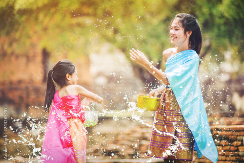 Tableau sur toile thai girl playing water in song kran festival at ayuthaya in thailand