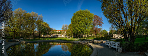 Natur in der Stadt: der denkmalgeschützte Körnerpark in Berlin-Neukölln, Blick von Osten - Panorama aus 7 Einzelbildern