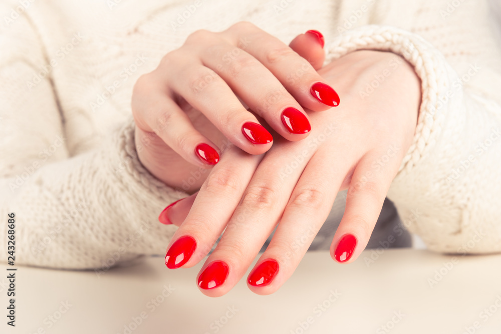  red manicure