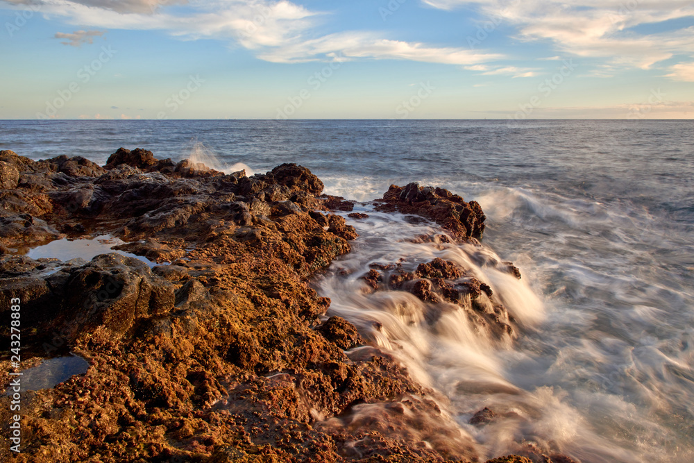 Obraz premium Waves break into shore.