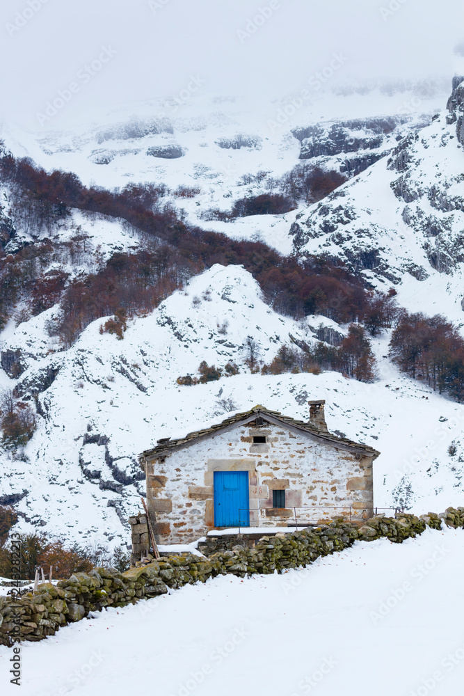 Naklejka premium Cabaña pasiega, Portillo de la Sía, Soba Valley, Valles Pasiegos, Cantabria, Spain, Europe