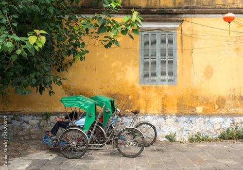 Cyclos and yellow wall in Hoi An, Vietnam シクロとホイアンの黄色い壁