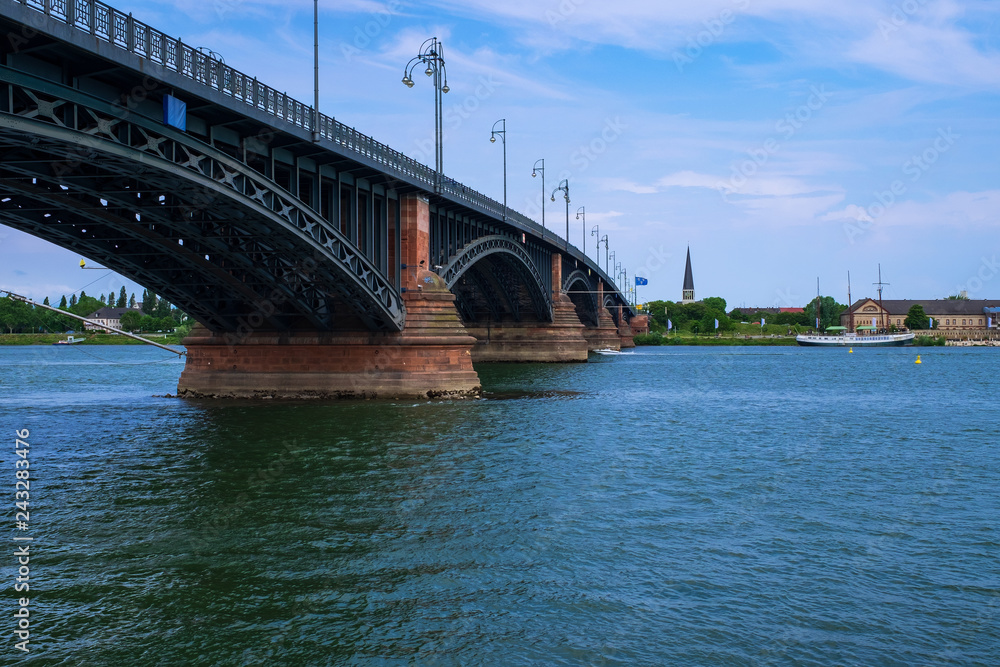 Brücke über den Rhein bei Mainz und Wiesbaden