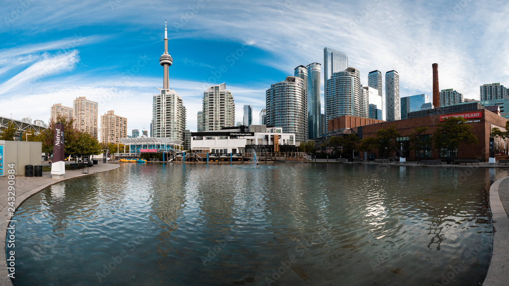 Obraz premium Panoramic view of the Toronto's downtown from the marina