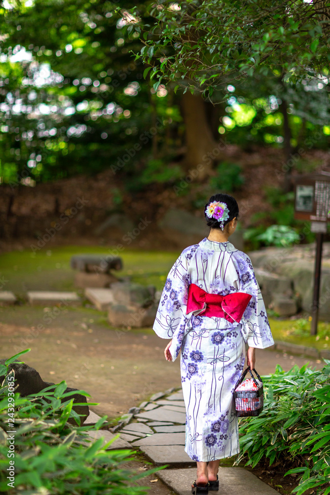 女性　浴衣　美しい