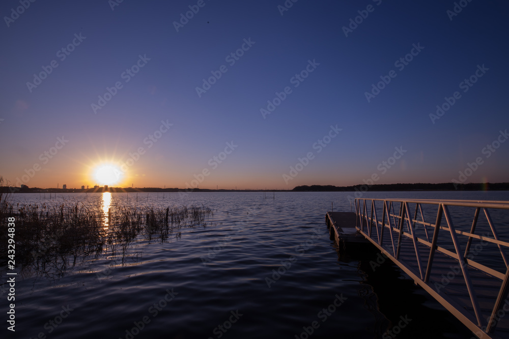 Obraz premium 夕暮れの湖畔