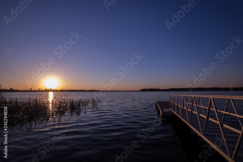 夕暮れの湖畔