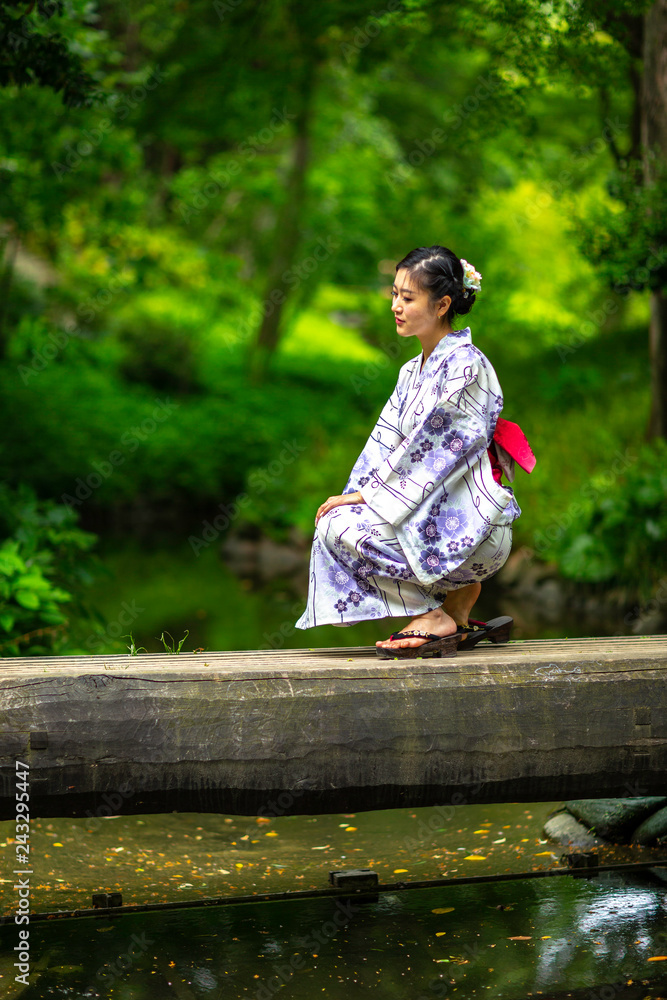 Naklejka premium 女性 浴衣 美しい 花見 桜 YUKATA