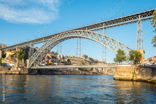 View to the famous Dom Luís I Bridge in Oporto © ksl