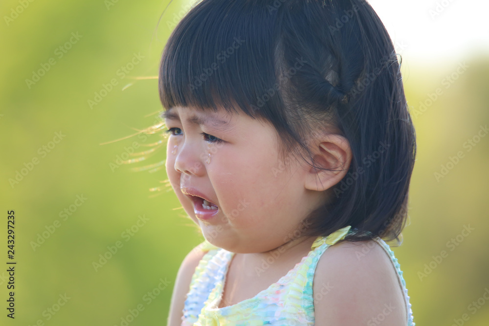 泣く女の子 泣く女の子