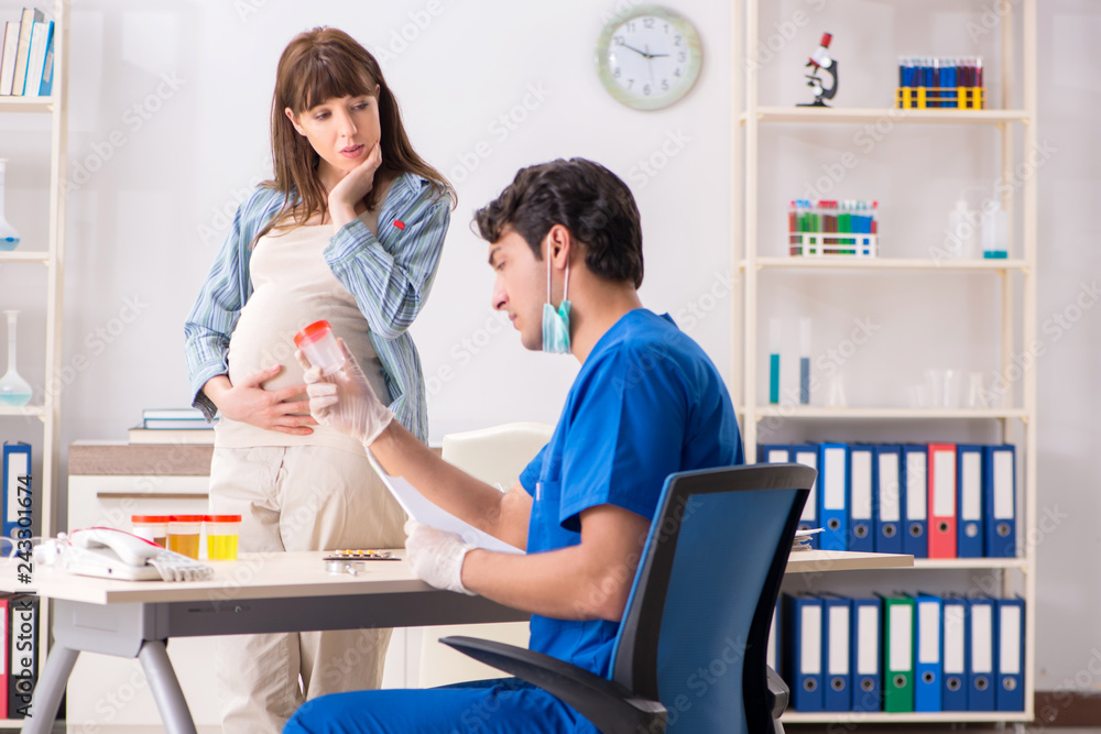 Obraz premium Pregnant woman visiting doctor for check-up