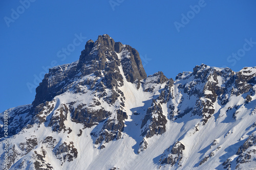 Paysage de montagne enneigée de la station de ski de Valmorel dans les Alpes, station de ski, France © Céline