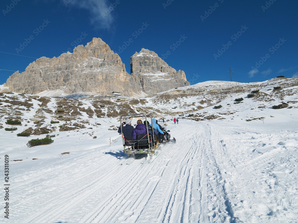 Mautstraße vom Lago Antorno zur Auronzohütte im Winter Stock Photo ...