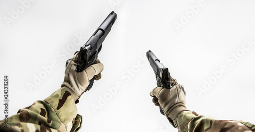 Fotografía first person shooter shooting pistol