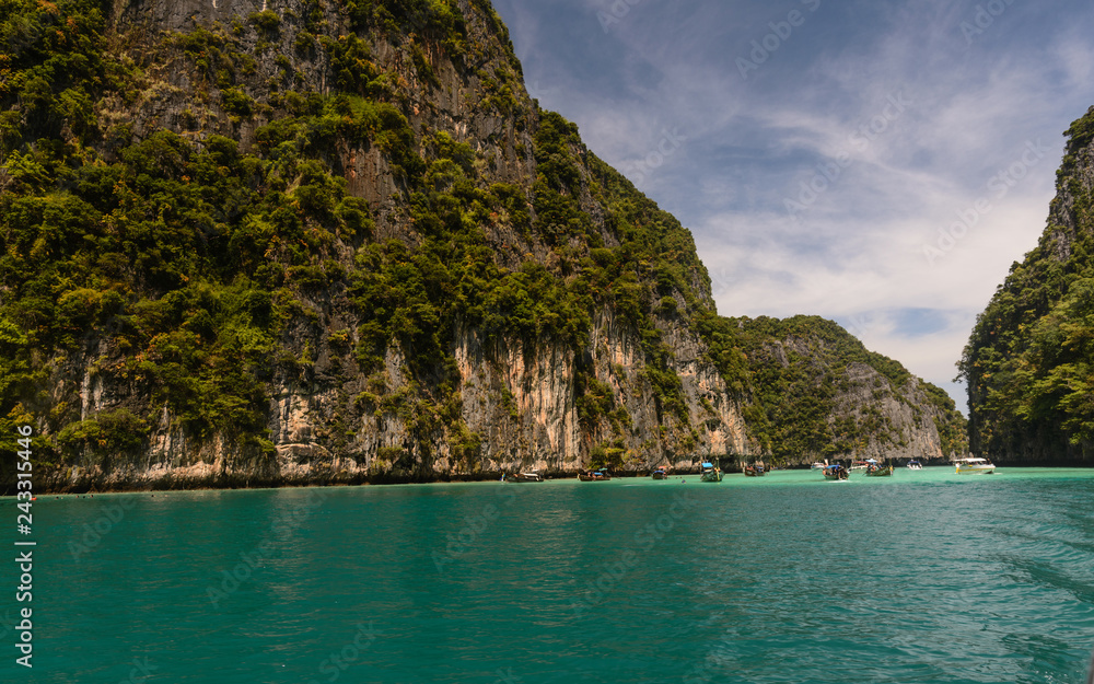 Pileh Bay : Paisaje de acantilados y laguna de agua verde esmeralda en Phi Phi Leh , isla deshabitada a 1.5 km de Phi Phi Don. Islas Phi Phi ,KRABI, THAILAND Pileh Bay : Paisaje de acantilados y laguna de agua verde esmeralda en Phi Phi Leh , isla deshabitada a 1.5 km de Phi Phi Don. Islas Phi Phi ,KRABI, THAILAND